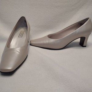 Nordstrom square toe heals Taupe size 7M